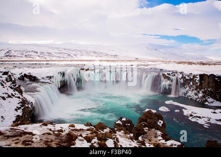 Wasserfall Godafoss im Winter in Island mit Langzeitbelichtung Stockfoto