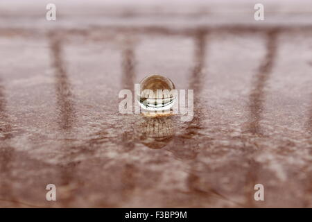 Kugel auf Wasseroberfläche Stockfoto