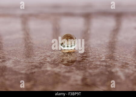 Drop auf die Oberfläche Stockfoto