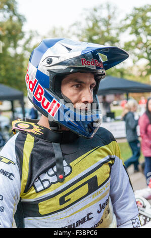 Rostrevor, Nordirland. 04. Okt. 2015 - George 'Gee' Atherton, zweifacher Weltmeister im Abfahrtsland, ist „The Fox“ in Red Bull's Foxchase Mountain Bike Challenge. Kredit: Stephen Barnes/Alamy Live News. Stockfoto