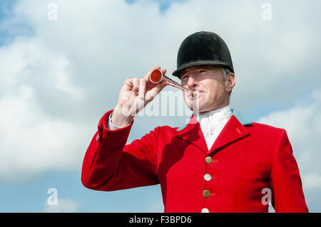 Rostrevor, Nordirland. 4. Oktober 2015 - Huntsman Declan Keenan bläst sein Horn um eine Fuchsjagd Kredit zu starten: Stephen Barnes/Alamy Live News Stockfoto