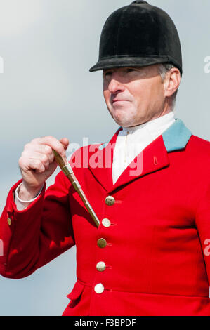 Rostrevor, Nordirland. 4. Oktober 2015 - Huntsman Declan Keenan bereitet sich sein Horn starten eine Fuchsjagd Kredit zu Blasen: Stephen Barnes/Alamy Live News Stockfoto