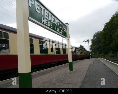 Peterborough England 3. Oktober 2015: Sobald die Website von der London and North Western Railway Woodston Locomotive Works, auf 2 stellen eine Auswahl an Waggons, die Teil der Fracht bilden die Plattform laufen und auf besondere events.days hat. Ein engagiertes Team Voluteer, wiederherstellen und Verschieben von Gebäuden, die Welland-Brücke wurde verlegt von Spalding einen eindrucksvollen Blick über die Station innen Rahmen ursprünglich aus Grassmore Junction März Starter Signal stammt aus Französisch fuhr Lincolnshire. Bildnachweis: Clifford Norton/Alamy Live-Nachrichten Stockfoto