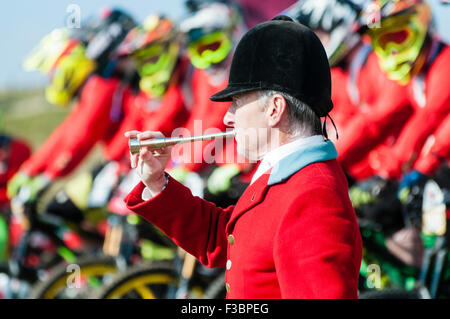 Rostrevor, Nordirland. 04. Oktober 2015 - Huntsman Declan Keenan bläst sein Horn, um die Red Bull Foxhunt Mountain Bike Downhill Challenge zu starten. Credit: Stephen Barnes/Alamy Live News. Stockfoto