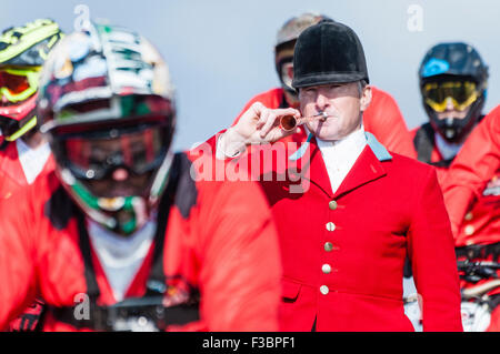 Rostrevor, Nordirland. 04. Oktober 2015 - Huntsman Declan Keenan bläst sein Horn, um die Red Bull Foxhunt Mountain Bike Downhill Challenge zu starten. Credit: Stephen Barnes/Alamy Live News. Stockfoto