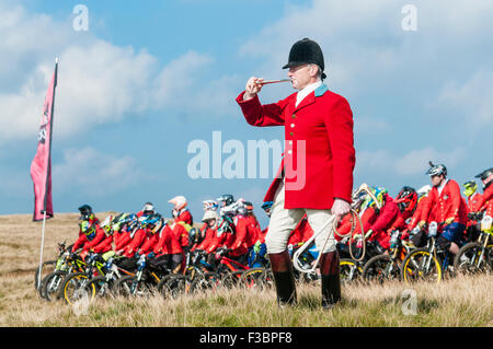 Rostrevor, Nordirland. 04. Oktober 2015 - Huntsman Declan Keenan bläst sein Horn, um die Red Bull Foxhunt Mountain Bike Downhill Challenge zu starten. Credit: Stephen Barnes/Alamy Live News. Stockfoto