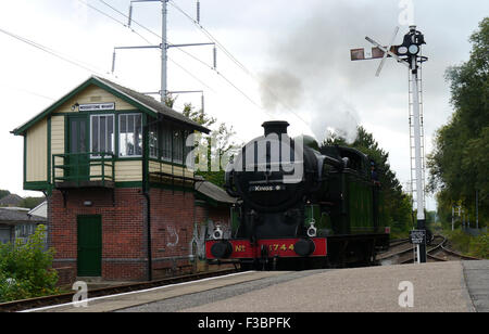 Peterborough England 3. Oktober 2015: Sobald die Website von der London and North Western Railway Woodston Locomotive Works, auf 2 stellen eine Auswahl an Waggons, die Teil der Fracht bilden die Plattform laufen und auf besondere events.days hat. Ein engagiertes Team Voluteer, wiederherstellen und Verschieben von Gebäuden, die Welland-Brücke wurde verlegt von Spalding einen eindrucksvollen Blick über die Station innen Rahmen ursprünglich aus Grassmore Junction März Starter Signal stammt aus Französisch fuhr Lincolnshire. Bildnachweis: Clifford Norton/Alamy Live-Nachrichten Stockfoto