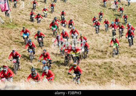 Rostrevor, Nordirland. 4. Oktober 2015 - Wettbewerber Streamen über den Hügel zum Jahresbeginn die Red Bull Foxhunt Mountain Bike downhill Challenge Credit: Stephen Barnes/Alamy Live News Stockfoto