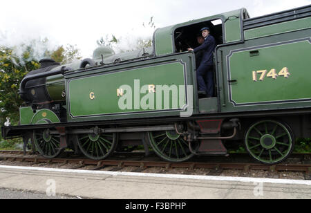 Peterborough England 3. Oktober 2015: Sobald die Website von der London and North Western Railway Woodston Locomotive Works, auf 2 stellen eine Auswahl an Waggons, die Teil der Fracht bilden die Plattform laufen und auf besondere events.days hat. Ein engagiertes Team Voluteer, wiederherstellen und Verschieben von Gebäuden, die Welland-Brücke wurde verlegt von Spalding einen eindrucksvollen Blick über die Station innen Rahmen ursprünglich aus Grassmore Junction März Starter Signal stammt aus Französisch fuhr Lincolnshire. Bildnachweis: Clifford Norton/Alamy Live-Nachrichten Stockfoto