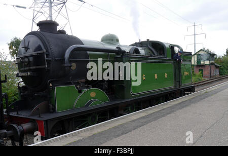 Peterborough England 3. Oktober 2015: Sobald die Website von der London and North Western Railway Woodston Locomotive Works, auf 2 stellen eine Auswahl an Waggons, die Teil der Fracht bilden die Plattform laufen und auf besondere events.days hat. Ein engagiertes Team Voluteer, wiederherstellen und Verschieben von Gebäuden, die Welland-Brücke wurde verlegt von Spalding einen eindrucksvollen Blick über die Station innen Rahmen ursprünglich aus Grassmore Junction März Starter Signal stammt aus Französisch fuhr Lincolnshire. Bildnachweis: Clifford Norton/Alamy Live-Nachrichten Stockfoto