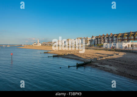 Herne Bay direkt am Meer Strand Uhrturm Promenade blauer Himmel Sonnenschein Stockfoto