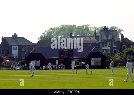 Cricket-Match in Roggen East Sussex England UK Europa, Sport weiße Schlagmann Spiel Briten Kugel Stockfoto