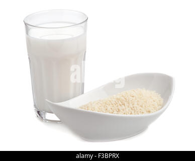 Glas Reismilch mit weißem Reis in Schüssel auf weißem Hintergrund Stockfoto