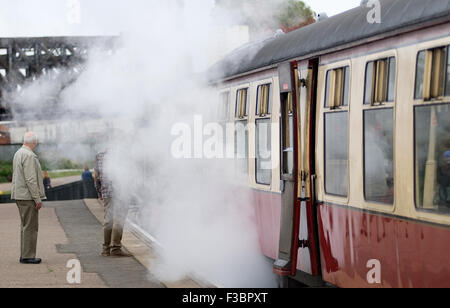 Peterborough England 3. Oktober 2015: Sobald die Website von der London and North Western Railway Woodston Locomotive Works, auf 2 stellen eine Auswahl an Waggons, die Teil der Fracht bilden die Plattform laufen und auf besondere events.days hat. Ein engagiertes Team Voluteer, wiederherstellen und Verschieben von Gebäuden, die Welland-Brücke wurde verlegt von Spalding einen eindrucksvollen Blick über die Station innen Rahmen ursprünglich aus Grassmore Junction März Starter Signal stammt aus Französisch fuhr Lincolnshire. Bildnachweis: Clifford Norton/Alamy Live-Nachrichten Stockfoto