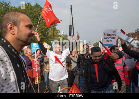 Manchester, UK. 4. Oktober 2015. TUC nationalen Rallye und März, Manchester, UK. Demonstranten versammeln sich am Beginn der Rallye Credit: Mark Harvey/Alamy Live News Stockfoto