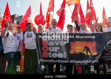 Len McCluskey, Unite schließt sich der Union Generalsekretär Arbeiter aus den Redcar Stahl-Werken, die mit Redundanz bedroht sind Stockfoto