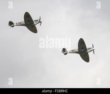 Zwei Supermarine Spitfire fliegen in der Luftschlacht um England 75. Jahrestag Überflug in Goodwood in 2015 Stockfoto