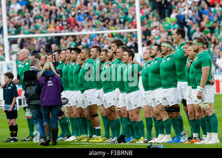 London, UK. 4. Oktober 2015. Rugby World Cup. Irland im Vergleich zu Italien. Irland-Team während der Credit-Hymnen: Action Plus Sport/Alamy Live News Stockfoto