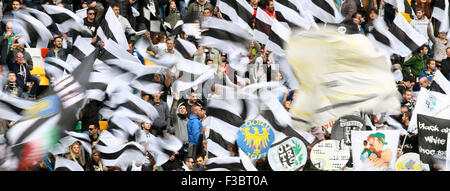 Udine, Italien. 4. Oktober 2015. Udinese Fans während der italienischen Serie A-Fußball-match zwischen Udinese Calcio V Genoa Cfc im Friaul-Stadion am 4. Oktober 2015 in Udine. Bildnachweis: Andrea Spinelli/Alamy Live-Nachrichten Stockfoto