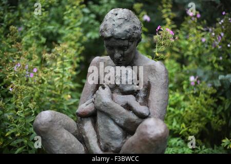 Eine Statue von Mutter und Kind von Michael Price am Minnesota Landschaft Arboretum. Stockfoto