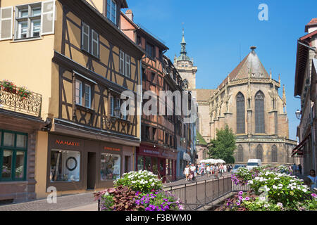 Rue de L'Eglise und St.-Martins Kirche Colmar Elsass Frankreich Stockfoto