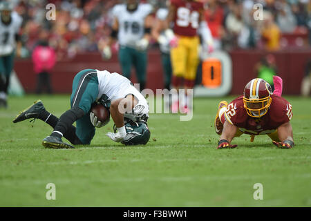 Landover, Maryland, USA. 4. Oktober 2015. Washington Redskins innen Linebacker Keenan Robinson (52) fällt auf den Boden nach dem Ausführen in seine eigenen Spieler und Bekämpfung der Philadelphia Eagles Wide Receiver Jordan Matthews (81) während das Matchup zwischen den Philadelphia Eagles und die Washington Redskins bei FedEx Field in Landover, Maryland. Die Redskins besiegte Philadelphia 23-20. Bildnachweis: Cal Sport Media/Alamy Live-Nachrichten Stockfoto