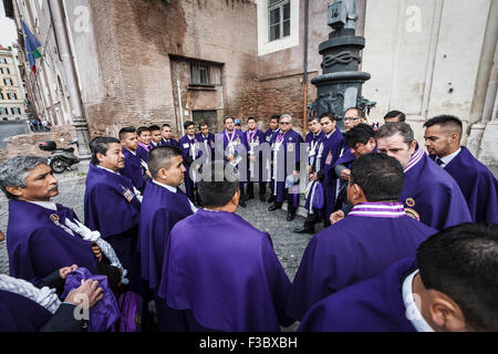 Rom, Italien. 4. Oktober 2015. Eine Menge von Peruaner nehmen Teil in einer Prozession zu Ehren, Perus am meisten verehrten katholische religiöse Ikonographie, der "Herr der Wunder" oder "Señor de Los Milagros" in Rom. Diese peruanischen Tradition erinnert an die verheerenden 1746 Lima-Erdbeben, das nur ein Wandbild von Christus links stehend in ein Stadtgebiet. © Giuseppe Ciccia/Pacific Press/Alamy Live-Nachrichten Stockfoto