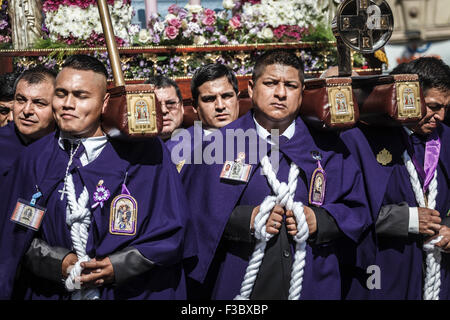 Rom, Italien. 4. Oktober 2015. Peruanischen Männer, bekannt als 'Cargadores', tragen das Bild des "Herrn der Wunder" oder "Señor de Los Milagros" während einer Prozession zu Ehren Peru die meisten verehrt katholische religiöse Ikonographie in Rom. Diese peruanischen Tradition erinnert an die verheerenden 1746 Lima-Erdbeben, das nur ein Wandbild von Christus links stehend in ein Stadtgebiet. © Giuseppe Ciccia/Pacific Press/Alamy Live-Nachrichten Stockfoto