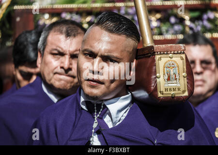 Rom, Italien. 4. Oktober 2015. Peruanischen Männer, bekannt als 'Cargadores', tragen das Bild des "Herrn der Wunder" oder "Señor de Los Milagros" während einer Prozession zu Ehren Peru die meisten verehrt katholische religiöse Ikonographie in Rom. Diese peruanischen Tradition erinnert an die verheerenden 1746 Lima-Erdbeben, das nur ein Wandbild von Christus links stehend in ein Stadtgebiet. © Giuseppe Ciccia/Pacific Press/Alamy Live-Nachrichten Stockfoto