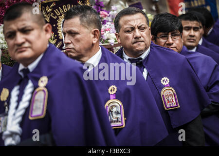 Rom, Italien. 4. Oktober 2015. Peruanischen Männer, bekannt als 'Cargadores', tragen das Bild des "Herrn der Wunder" oder "Señor de Los Milagros" während einer Prozession zu Ehren Peru die meisten verehrt katholische religiöse Ikonographie in Rom. Diese peruanischen Tradition erinnert an die verheerenden 1746 Lima-Erdbeben, das nur ein Wandbild von Christus links stehend in ein Stadtgebiet. © Giuseppe Ciccia/Pacific Press/Alamy Live-Nachrichten Stockfoto