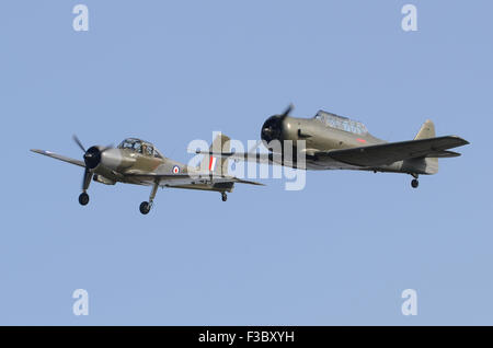 2. Weltkrieg North American t-6 Texan (Harvard) und der 1950er Jahre Percival P-56 Provost T1 in Ausbildung an der Airshow-Saison-Finale, Shuttleworth Collection, Old Warden, Bedfordshire, UK. 4. Oktober 2014. Bildnachweis: Antony Brennnessel/Alamy Live-Nachrichten Stockfoto