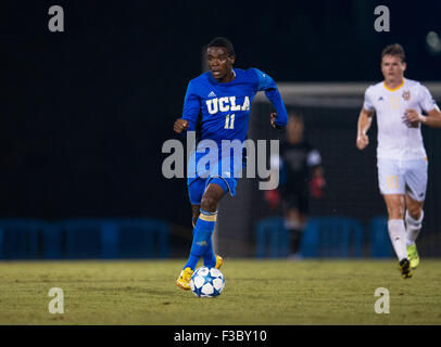 Los Angeles, CA, USA. 27. Sep, 2015. UCLA weiterleiten (11) Larry Ndjock in Aktion während des Spiels zwischen der UC Irvine Ameisenbären und die UCLA Bruins auf Dienstag, 18. August 2015. Die UCLA Bruins besiegten UC Irvine 4-3 Drake Stadium auf dem Campus der UCLA in Los Angeles Kalifornien. (Obligatorische Credit: Juan Lainez/MarinMedia.org/Cal Sport Media) (Komplette Fotograf und Kredit erforderlich) © Csm/Alamy Live-Nachrichten Stockfoto