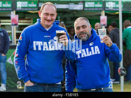 London, UK. 4. Oktober 2015. Italienischen Fans auf der Queen Elizabeth Olympic Park Fanzone genießen die Atmosphäre und Match Aktion auf großen Leinwänden vor Anpfiff der Irland V Italien passen in das Stadion. Bildnachweis: Elsie Kibue / Alamy Live News Stockfoto