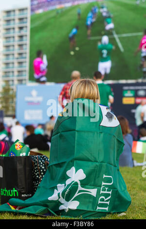 London, UK. 4. Oktober 2015. Ein irischer Fan auf der Queen Elizabeth Olympic Park Fanzone genießen die Atmosphäre und Match Aktion auf großen Leinwänden während das Irland V Italien Spiel im Stadion. Bildnachweis: Elsie Kibue / Alamy Live News Stockfoto