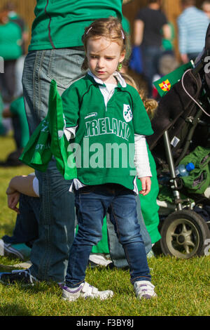 London, UK. 4. Oktober 2015. Young-Lauren an der Queen Elizabeth Olympic Park Fanzone genießen die Atmosphäre und Match Aktion auf großen Leinwänden vor Anpfiff des Irland V Italien Matches The Stadium. Bildnachweis: Elsie Kibue / Alamy Live News Stockfoto