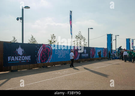 London, UK. 4. Oktober 2015. Die Queen Elizabeth Olympic Park Fanzone für Rugby-Fans genießen Sie die Atmosphäre und die Uhr Aktion auf großen Leinwänden übereinstimmen. Bildnachweis: Elsie Kibue / Alamy Live News Stockfoto