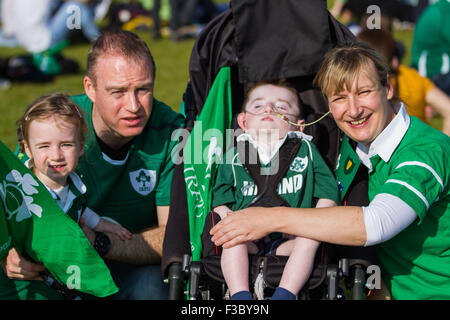 London, UK. 4. Oktober 2015. Die Nolan-Familie in der Queen Elizabeth Olympic Park Fanzone genießen die Atmosphäre und Match Aktion auf großen Leinwänden vor Anpfiff der Irland V Italien passen in das Stadion. Bildnachweis: Elsie Kibue / Alamy Live News Stockfoto