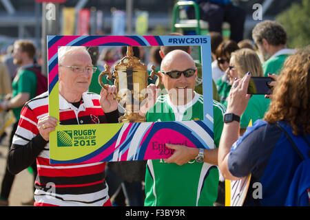 London, UK. 4. Oktober 2015. Rugby-Fans mit einem Rahmen der Webb Ellis Cup auf der Queen Elizabeth Olympic Park vor Anpfiff des Irland V Italien Matches The Stadium fotografiert. Bildnachweis: Elsie Kibue / Alamy Live News Stockfoto