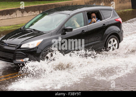 Charleston, South Carolina, USA. 4. Oktober 2015. Ein Tourist rastet ein Foto aus dem Fenster ihres Autos als Durchgang durch Hochwasser entlang der Batterie in der Altstadt, wie Hurrikan Joaquin Starkregen, Überschwemmungen und starke Winde bringt, wie es geht offshore 4. Oktober 2015 in Charleston, South Carolina. Stockfoto