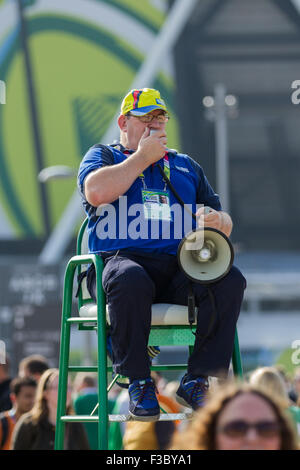 London, UK. 4. Oktober 2015. Ein freiwilliger leitet, irischen und italienischen Rugby-Fans auf der Queen Elizabeth Olympic Park vor Anpfiff der Irland V Italien in das Stadion entsprechen. Bildnachweis: Elsie Kibue / Alamy Live News Stockfoto