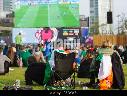 London, UK. 4. Oktober 2015. Irische Fans bei der Queen Elizabeth Olympic Park Fanzone genießen die Atmosphäre und Match Aktion auf großen Leinwänden in Irland V Italien passen in das Stadion. Bildnachweis: Elsie Kibue / Alamy Live News Stockfoto