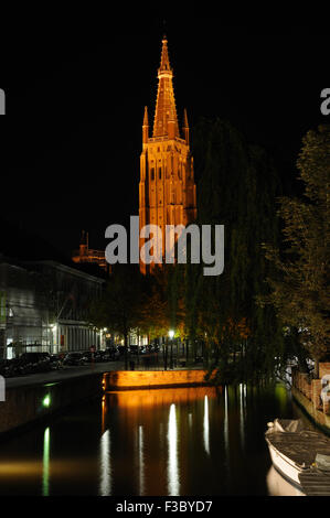 Nachtansicht der Dijver und Onze-Lieve-Vrouwekerk aus Sint-Jan Nepomucenusbrug in Brügge, West-Flandern, Belgien Stockfoto