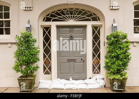 Charleston, South Carolina, USA. 4. Oktober 2015. Sandsäcke schützen die Tür eines historischen Hauses als Hurrikan Joaquin Starkregen, Überschwemmungen und starke Winde bringt, wie es geht offshore 4. Oktober 2015 in Charleston, South Carolina. Stockfoto