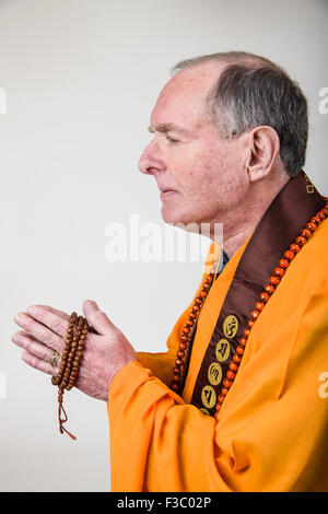 Porträt eines buddhistischen Priesters mit Gebetskette Stockfoto