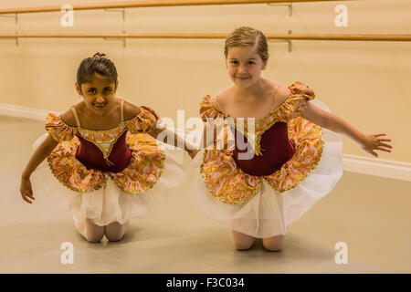 Sieben Jahre alte Mädchen an einer Ballett-Tanz-Generalprobe in einem Studio in Issaquah, Washington, USA Stockfoto