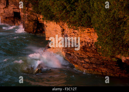 Zerklüfteten Kalkstein leisten steigen 20-40 Fuß über dem Lake Michigan, Cave Point County Park, Door County, Wisconsin Stockfoto