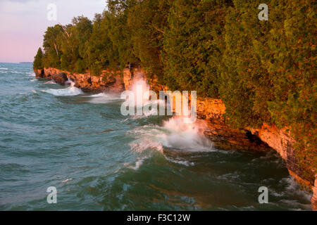 Zerklüfteten Kalkstein leisten steigen 20-40 Fuß über dem Lake Michigan, Cave Point County Park, Door County, Wisconsin Stockfoto