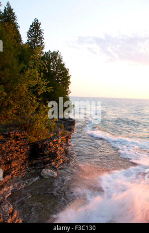 Zerklüfteten Kalkstein leisten steigen 20-40 Fuß über dem Lake Michigan, Cave Point County Park, Door County, Wisconsin Stockfoto