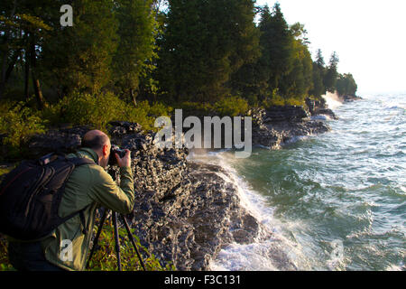 Zerklüfteten Kalkstein leisten steigen 20-40 Fuß über dem Lake Michigan, Cave Point County Park, Door County, Wisconsin Stockfoto