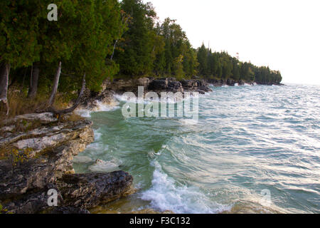 Zerklüfteten Kalkstein leisten steigen 20-40 Fuß über dem Lake Michigan, Cave Point County Park, Door County, Wisconsin Stockfoto